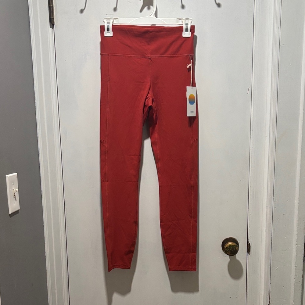 New NWT VUORI Stride legging in poppy size small